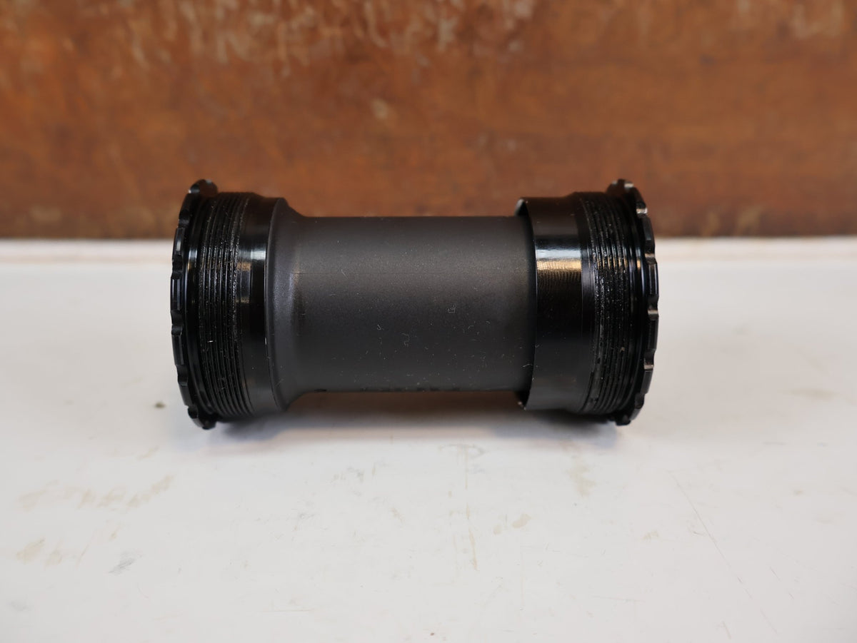 Innenlager von Sram, SRAM T47 DUB ROAD WIDE INNENLAGER 85,5MM INKL 5,5 & 2,5MM SPACER vor USEDBIKES-OB.DE Hintergrund