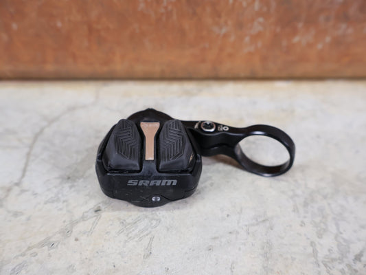 Schaltungsteile von Sram, SRAM ULTIMATE CONTROLLER POD AXS / SCHALTGRIFF 12 - FACH – WIRELESS vor USEDBIKES - OB.DE Hintergrund