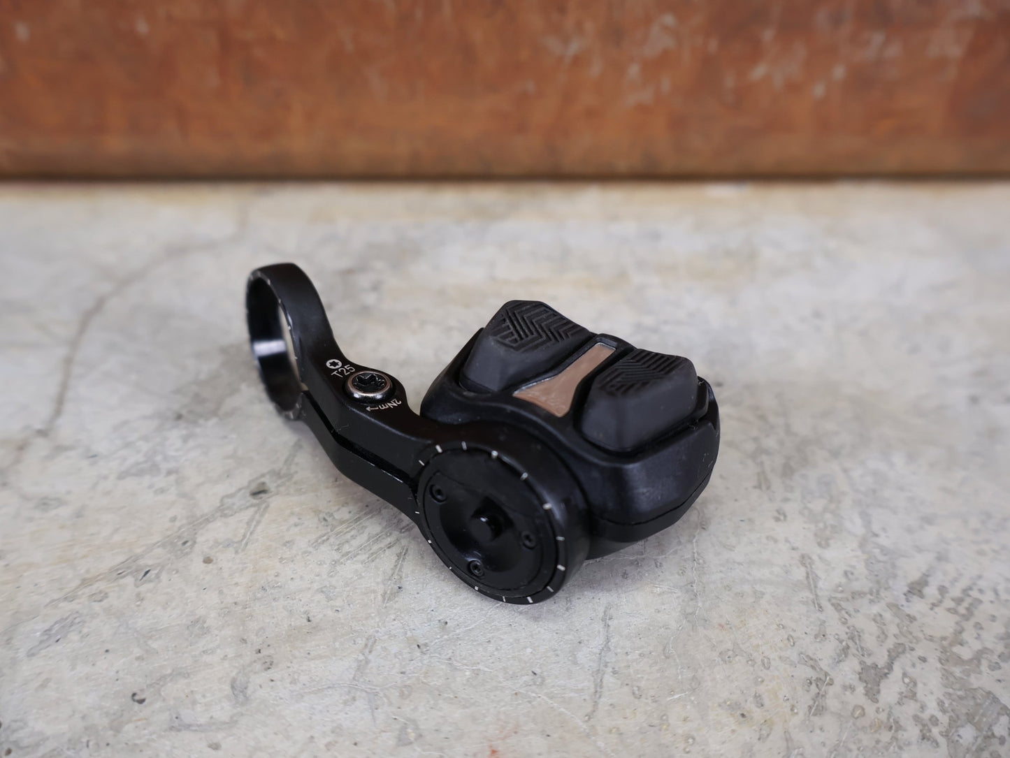 Schaltungsteile von Sram, SRAM ULTIMATE CONTROLLER POD AXS / SCHALTGRIFF 12 - FACH – WIRELESS vor USEDBIKES - OB.DE Hintergrund