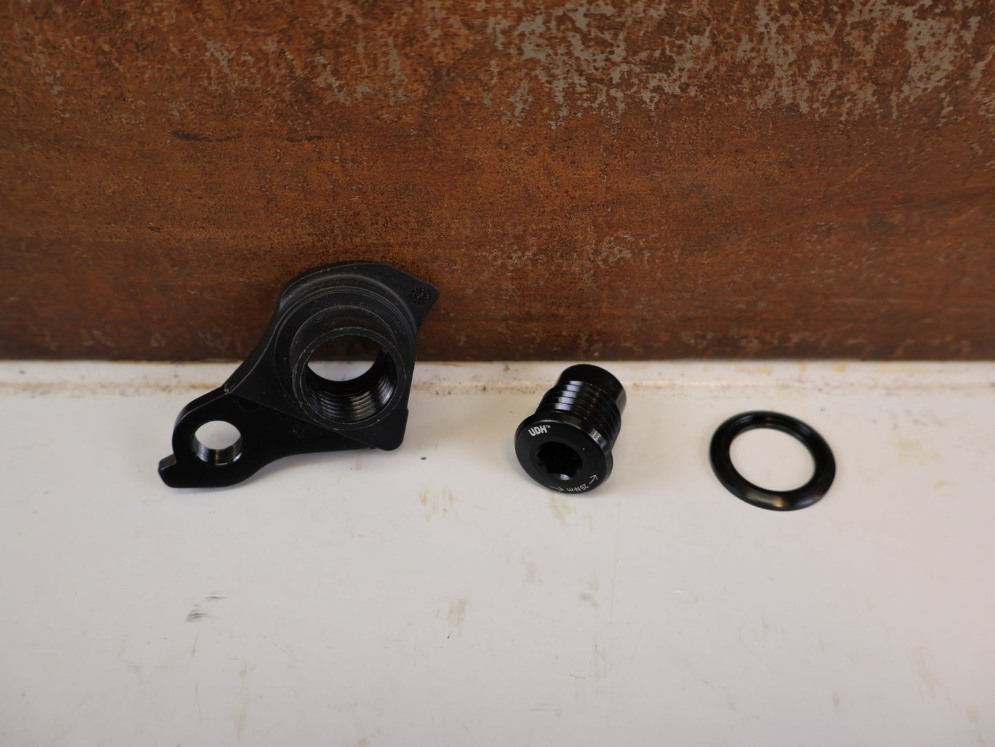 Zubehör von Sram, SRAM UNIVERSAL SCHALTAUGE UDH MTB / E-MTB SCHWARZ vor USEDBIKES-OB.DE Hintergrund
