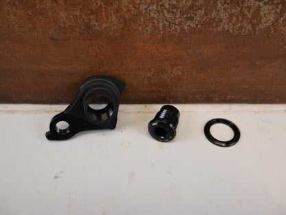 Zubehör von Sram, SRAM UNIVERSAL SCHALTAUGE UDH MTB / E-MTB SCHWARZ vor USEDBIKES-OB.DE Hintergrund