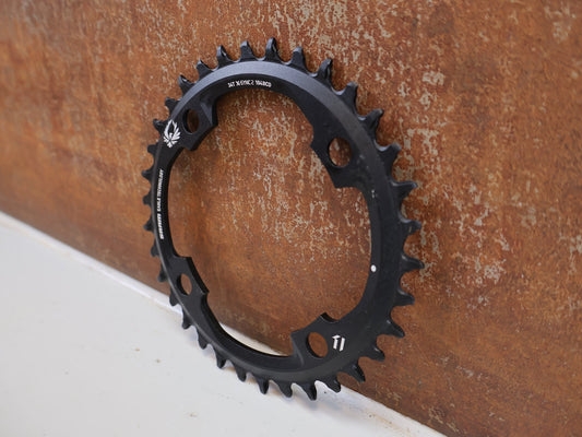 Kettenblatt von Sram, SRAM X-SYNC 2 EAGLE KETTENBLATT 34T 104 MM BCD vor USEDBIKES-OB.DE Hintergrund