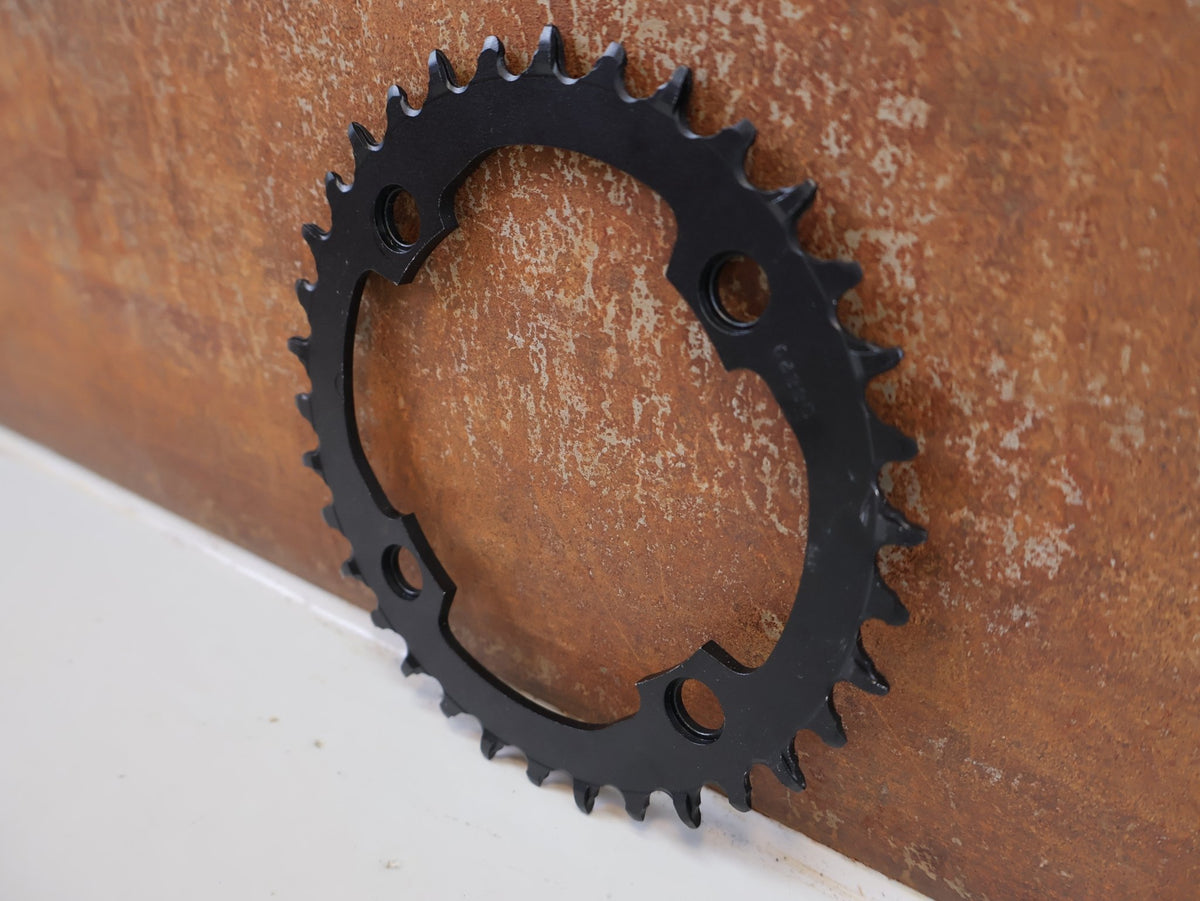 Kettenblatt von Sram, SRAM X-SYNC 2 EAGLE KETTENBLATT 34T 104 MM BCD vor USEDBIKES-OB.DE Hintergrund