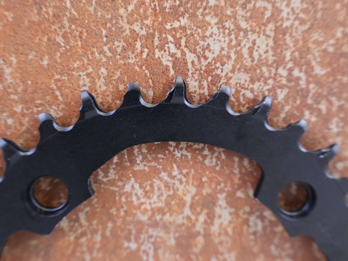 Kettenblatt von Sram, SRAM X-SYNC 2 EAGLE KETTENBLATT 34T 104 MM BCD vor USEDBIKES-OB.DE Hintergrund