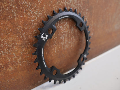 Kettenblatt von Sram, SRAM X-SYNC 2 EAGLE KETTENBLATT 34T 104 MM BCD vor USEDBIKES-OB.DE Hintergrund