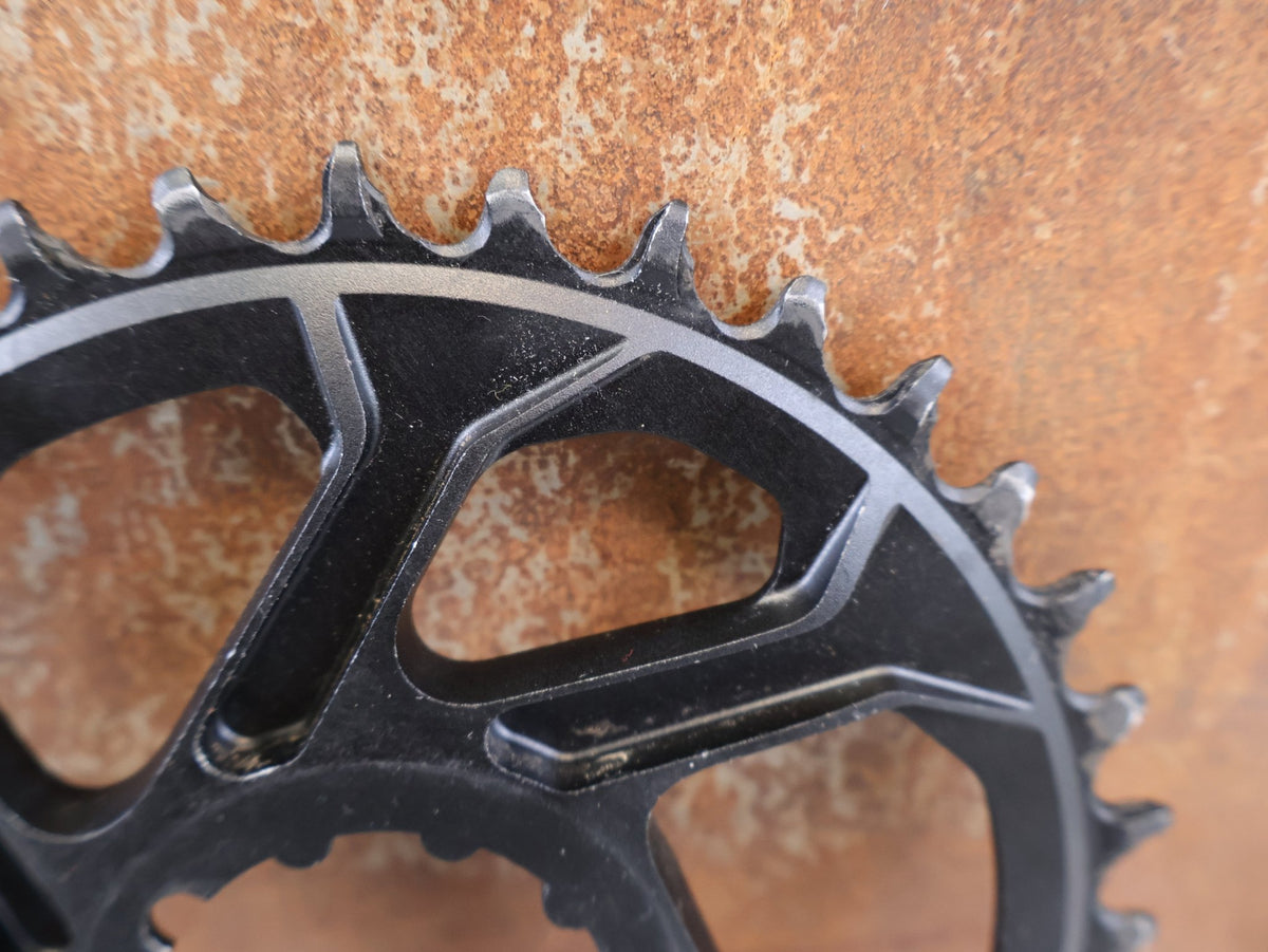 Kettenblatt von Sram, SRAM X SYNC 2 KETTENBLATT 6 MM OFFSET 34T / 36T / 3 BOLT vor USEDBIKES-OB.DE Hintergrund