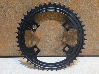 Kettenblatt von Sram, SRAM X - SYNC AXS KETTENBLATT ROAD BCD 107 MM / 46 ZÄHNE vor USEDBIKES - OB.DE Hintergrund