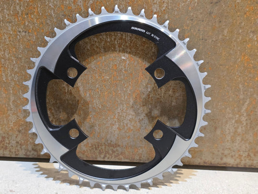 Kettenblatt von Sram, SRAM X - SYNC AXS KETTENBLATT ROAD BCD 107 MM / 46 ZÄHNE vor USEDBIKES - OB.DE Hintergrund