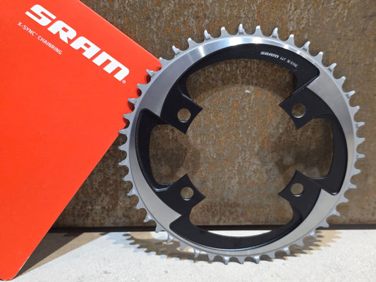 Kettenblatt von Sram, SRAM X - SYNC AXS KETTENBLATT ROAD BCD 107 MM / 46 ZÄHNE vor USEDBIKES - OB.DE Hintergrund