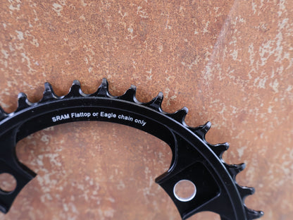 Kettenblatt von Sram, SRAM X - SYNC ROAD KETTENBLATT / 40 ZÄHNE / 107 MM BCD / 1X12 - FACH / BLAST BLACK vor USEDBIKES - OB.DE Hintergrund