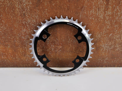 Kettenblatt von Sram, SRAM X - SYNC ROAD KETTENBLATT / 40 ZÄHNE / 107 MM BCD / 1X12 - FACH / BLAST BLACK vor USEDBIKES - OB.DE Hintergrund