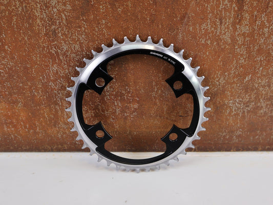 Kettenblatt von Sram, SRAM X - SYNC ROAD KETTENBLATT / 40 ZÄHNE / 107 MM BCD / 1X12 - FACH / BLAST BLACK vor USEDBIKES - OB.DE Hintergrund