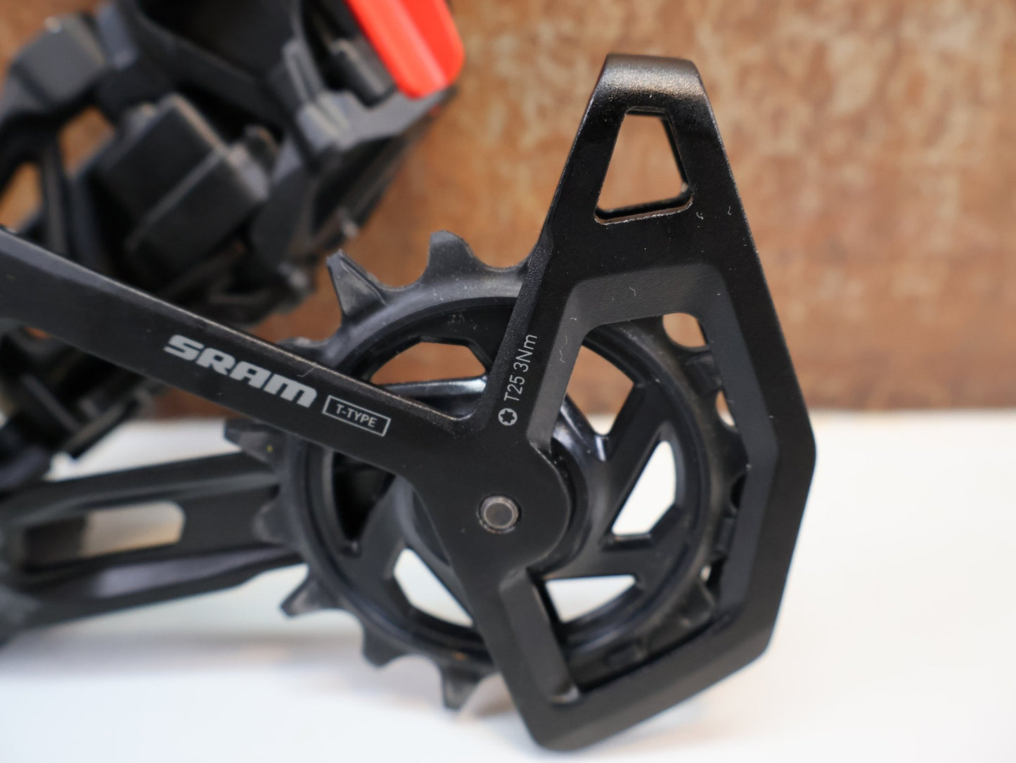 Schaltungsteile von Sram, SRAM X0 EAGLE TRANSMISSION SCHALTWERK / 12 - FACH / T - TYPE / UDH vor USEDBIKES - OB.DE Hintergrund