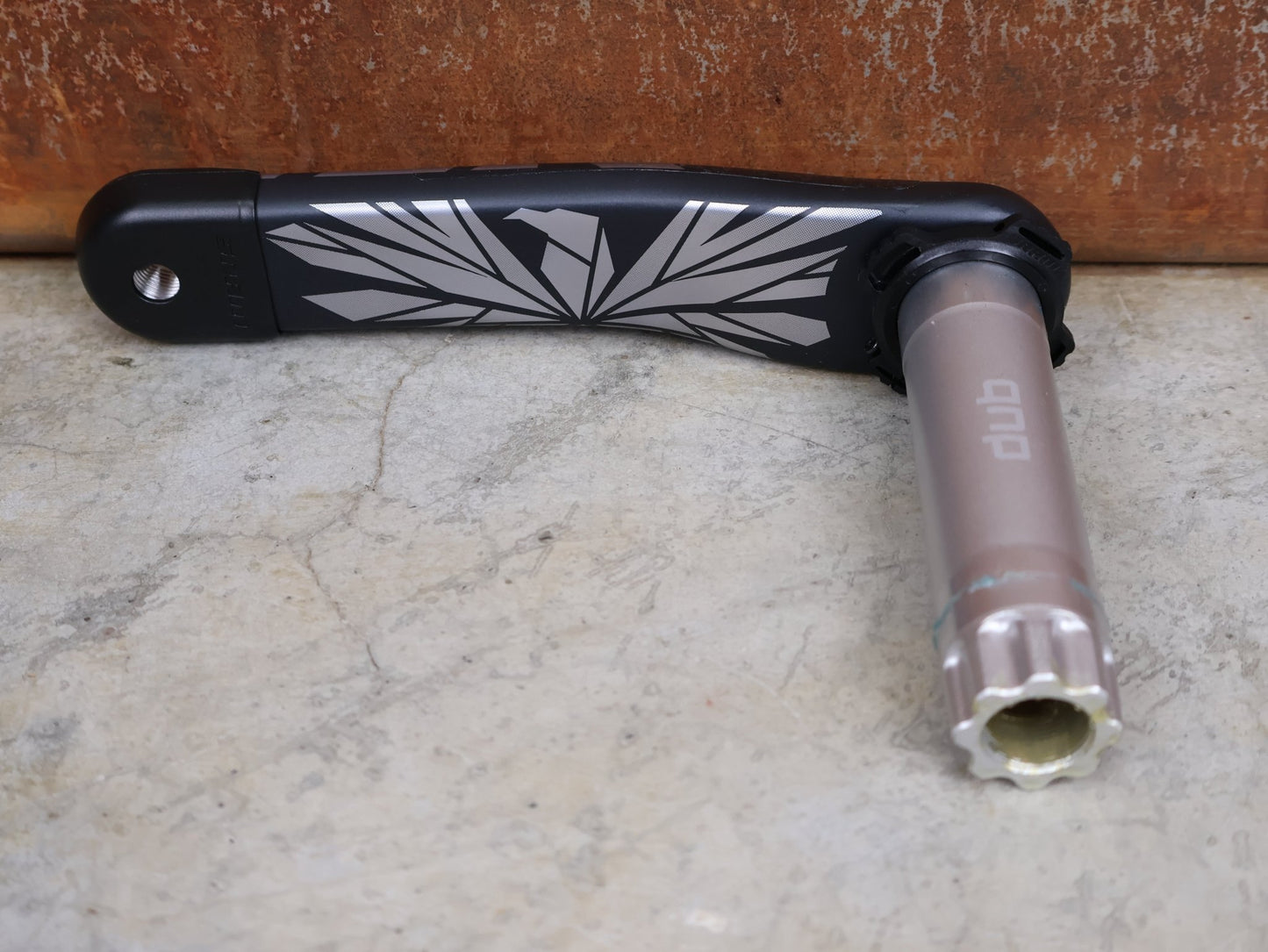 Schaltungsteile von Sram, SRAM X01 EAGLE DUB BOOST KURBELGARNITUR 32T / 170 MM – CARBON LUNAR / MTB 12 - FACH vor USEDBIKES - OB.DE Hintergrund