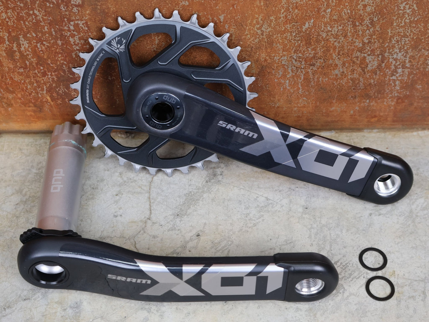 Schaltungsteile von Sram, SRAM X01 EAGLE DUB BOOST KURBELGARNITUR 32T / 170 MM – CARBON LUNAR / MTB 12 - FACH vor USEDBIKES - OB.DE Hintergrund