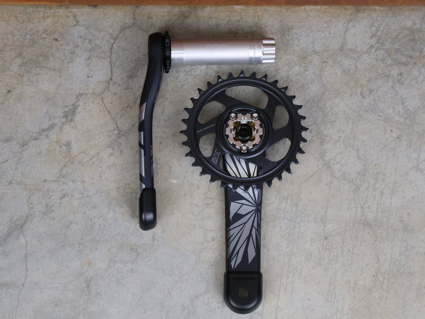 Schaltungsteile von Sram, SRAM X01 EAGLE DUB BOOST KURBELGARNITUR 32T / 170 MM – CARBON LUNAR / MTB 12 - FACH vor USEDBIKES - OB.DE Hintergrund