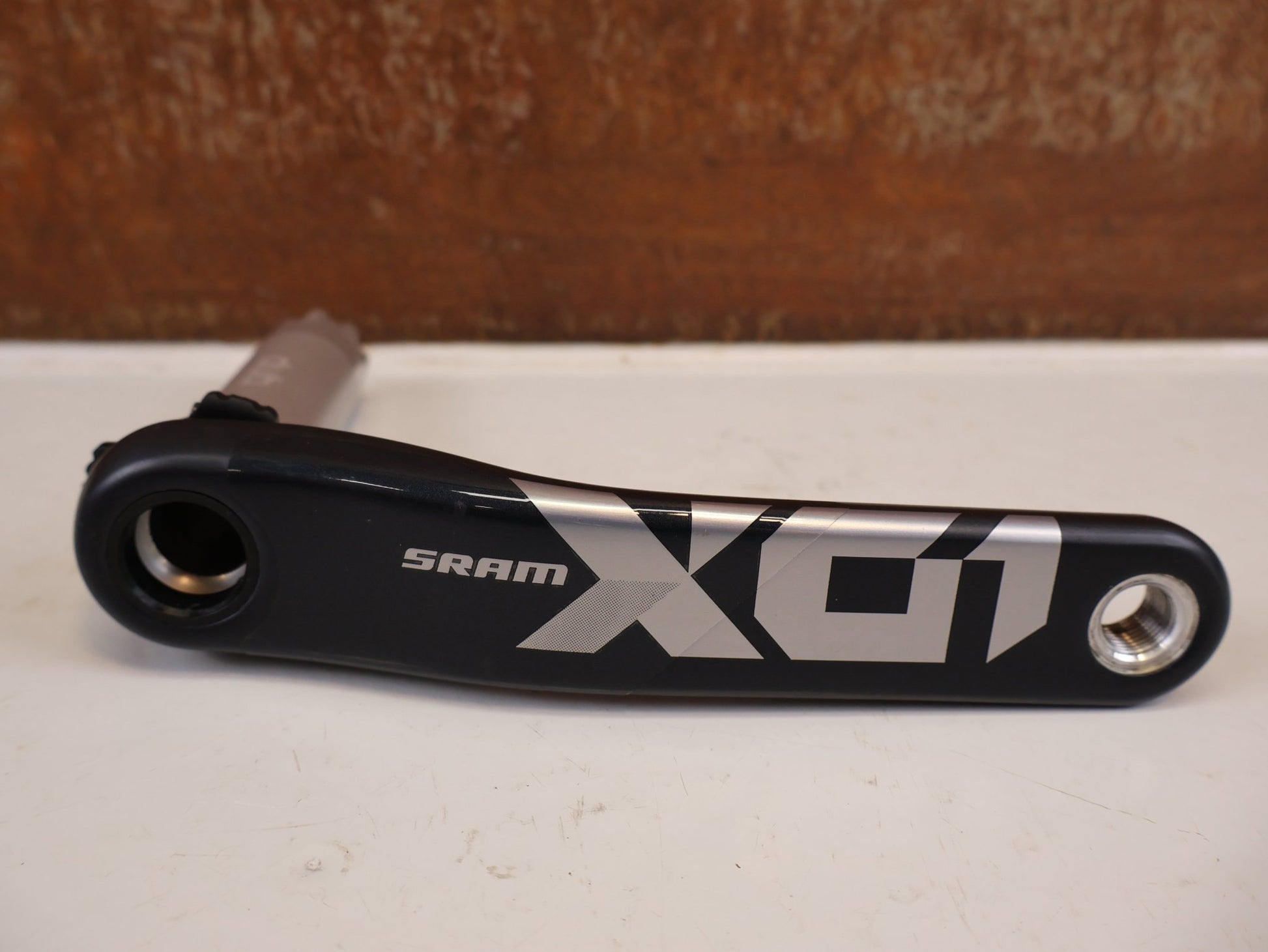 Kurbel von Sram, SRAM X01 EAGLE DUB CARBON KURBELARM LINKS 170 MM LUNAR vor USEDBIKES-OB.DE Hintergrund