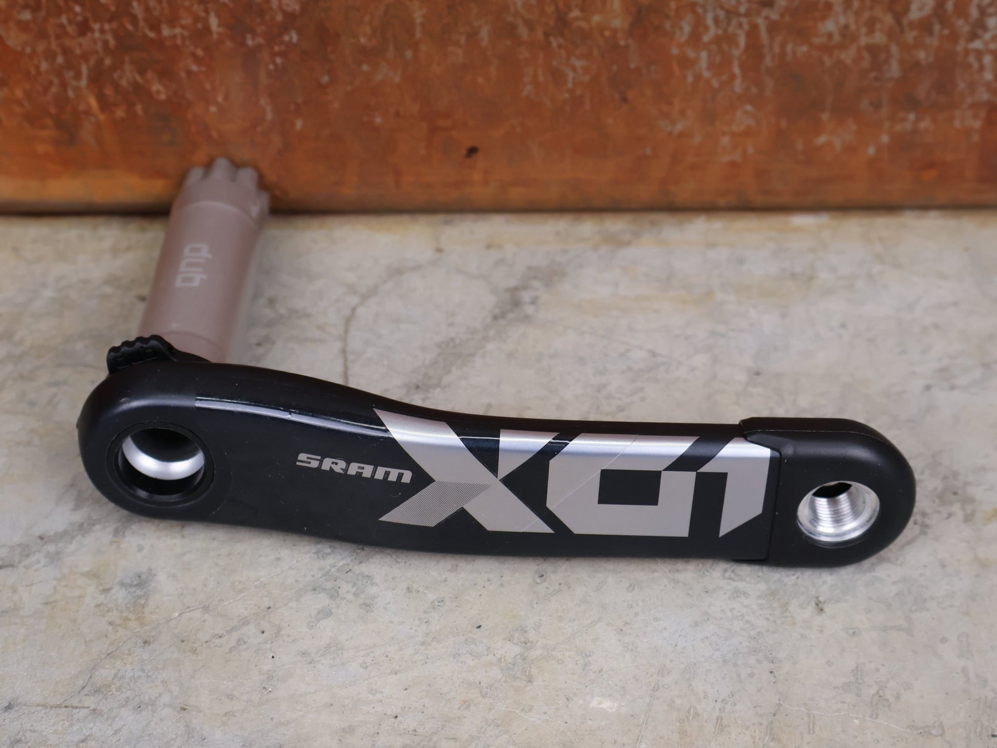 Kurbel von Sram, SRAM X01 EAGLE DUB KURBELARM LINKS 165 MM – CARBON MTB REPLACEMENT ARM vor USEDBIKES - OB.DE Hintergrund