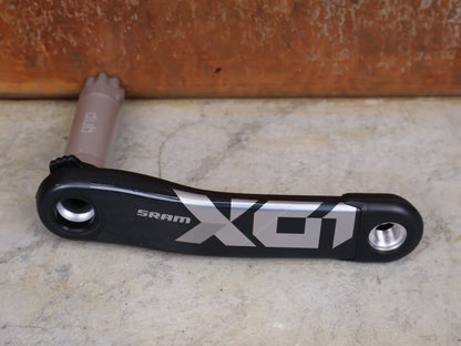 Kurbel von Sram, SRAM X01 EAGLE DUB KURBELARM LINKS 165 MM – CARBON MTB REPLACEMENT ARM vor USEDBIKES - OB.DE Hintergrund