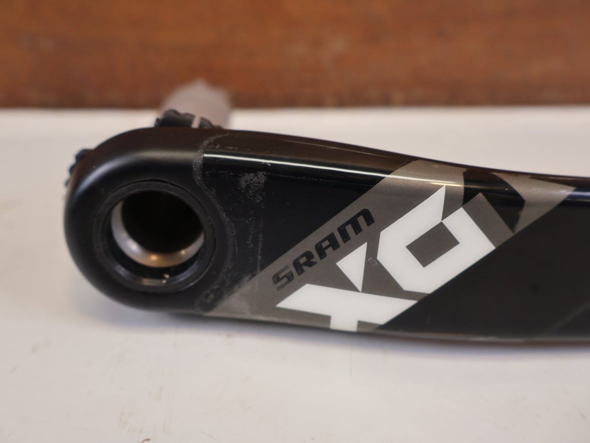Kurbel von Sram, SRAM X01 EAGLE DUB KURBELARM LINKS 165 MM CARBON vor USEDBIKES-OB.DE Hintergrund