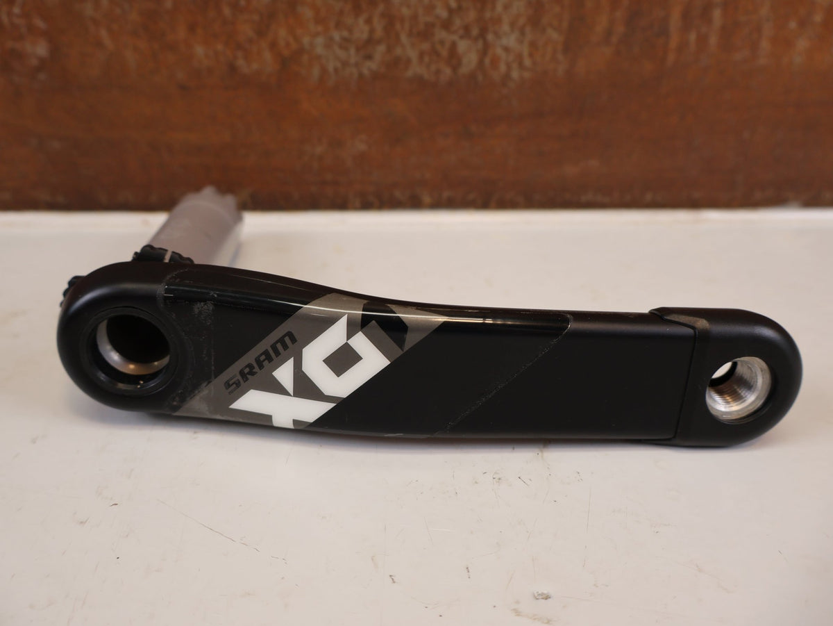 Kurbel von Sram, SRAM X01 EAGLE DUB KURBELARM LINKS 165 MM CARBON vor USEDBIKES-OB.DE Hintergrund