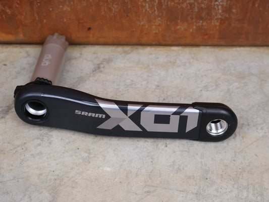 Kurbel von Sram, SRAM X01 EAGLE DUB KURBELARM LINKS 170 MM – CARBON MTB REPLACEMENT ARM vor USEDBIKES - OB.DE Hintergrund