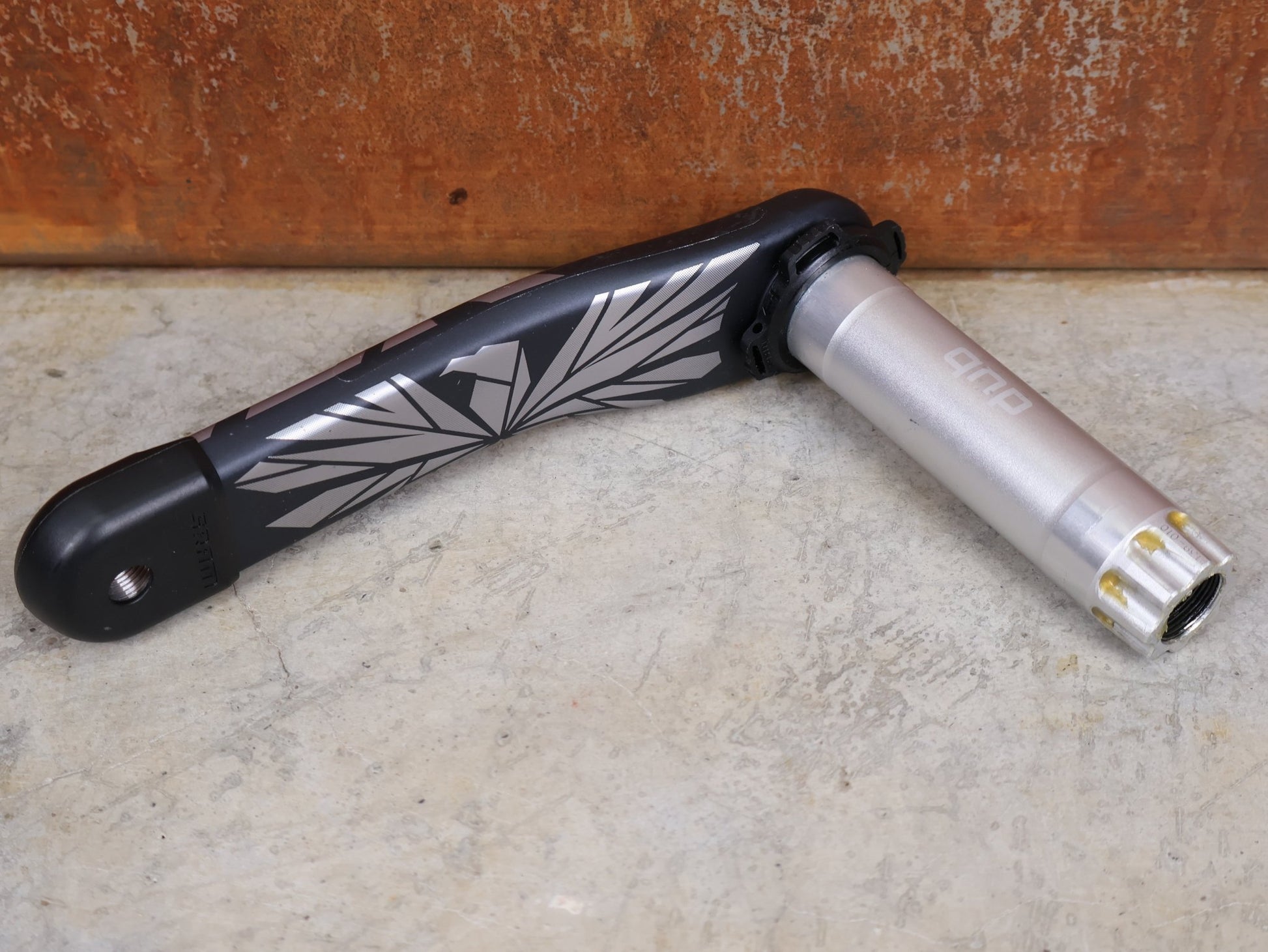 Kurbel von Sram, SRAM X01 EAGLE DUB KURBELARM LINKS 170 MM – CARBON MTB REPLACEMENT ARM vor USEDBIKES - OB.DE Hintergrund