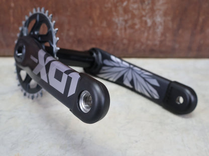 Schaltungsteile von Sram, SRAM X01 EAGLE DUB WIDE KURBELGARNITUR 32 ZÄHNE / 175MM vor USEDBIKES - OB.DE Hintergrund