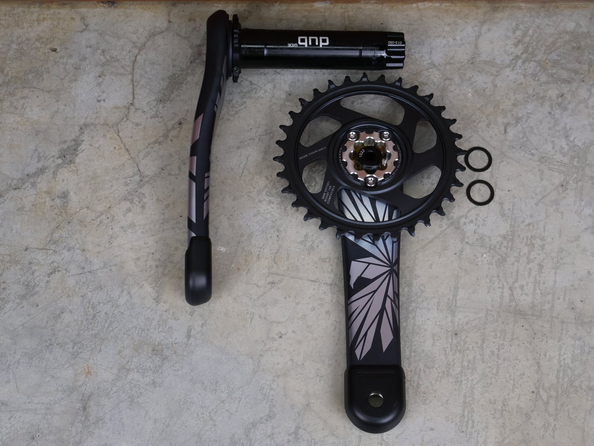 Schaltungsteile von Sram, SRAM X01 EAGLE DUB WIDE KURBELGARNITUR 32T 170 MM – CARBON / 12 - FACH MTB vor USEDBIKES - OB.DE Hintergrund