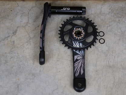 Schaltungsteile von Sram, SRAM X01 EAGLE DUB WIDE KURBELGARNITUR 32T 170 MM – CARBON / 12 - FACH MTB vor USEDBIKES - OB.DE Hintergrund