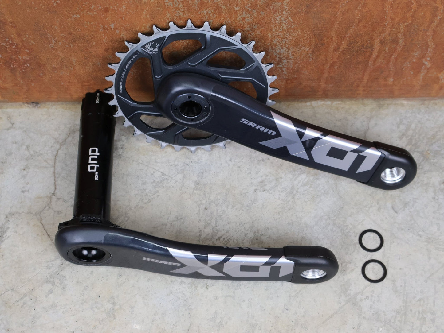 Schaltungsteile von Sram, SRAM X01 EAGLE DUB WIDE KURBELGARNITUR 32T 170 MM – CARBON / 12 - FACH MTB vor USEDBIKES - OB.DE Hintergrund