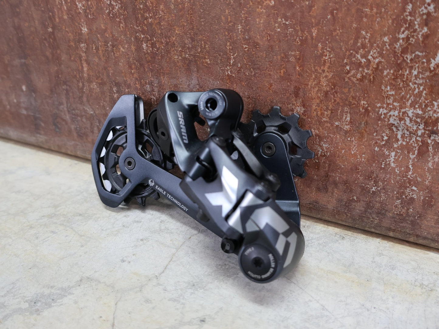 Schaltungsteile von Sram, SRAM X01 EAGLE SCHALTWERK 520% 12 FACH vor USEDBIKES - OB.DE Hintergrund