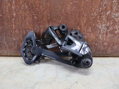 Schaltungsteile von Sram, SRAM X01 EAGLE SCHALTWERK 520% 12 FACH vor USEDBIKES - OB.DE Hintergrund