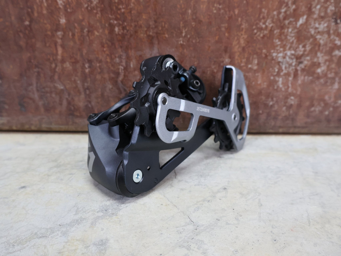 Schaltungsteile von Sram, SRAM X01 EAGLE SCHALTWERK 520% 12 FACH vor USEDBIKES - OB.DE Hintergrund