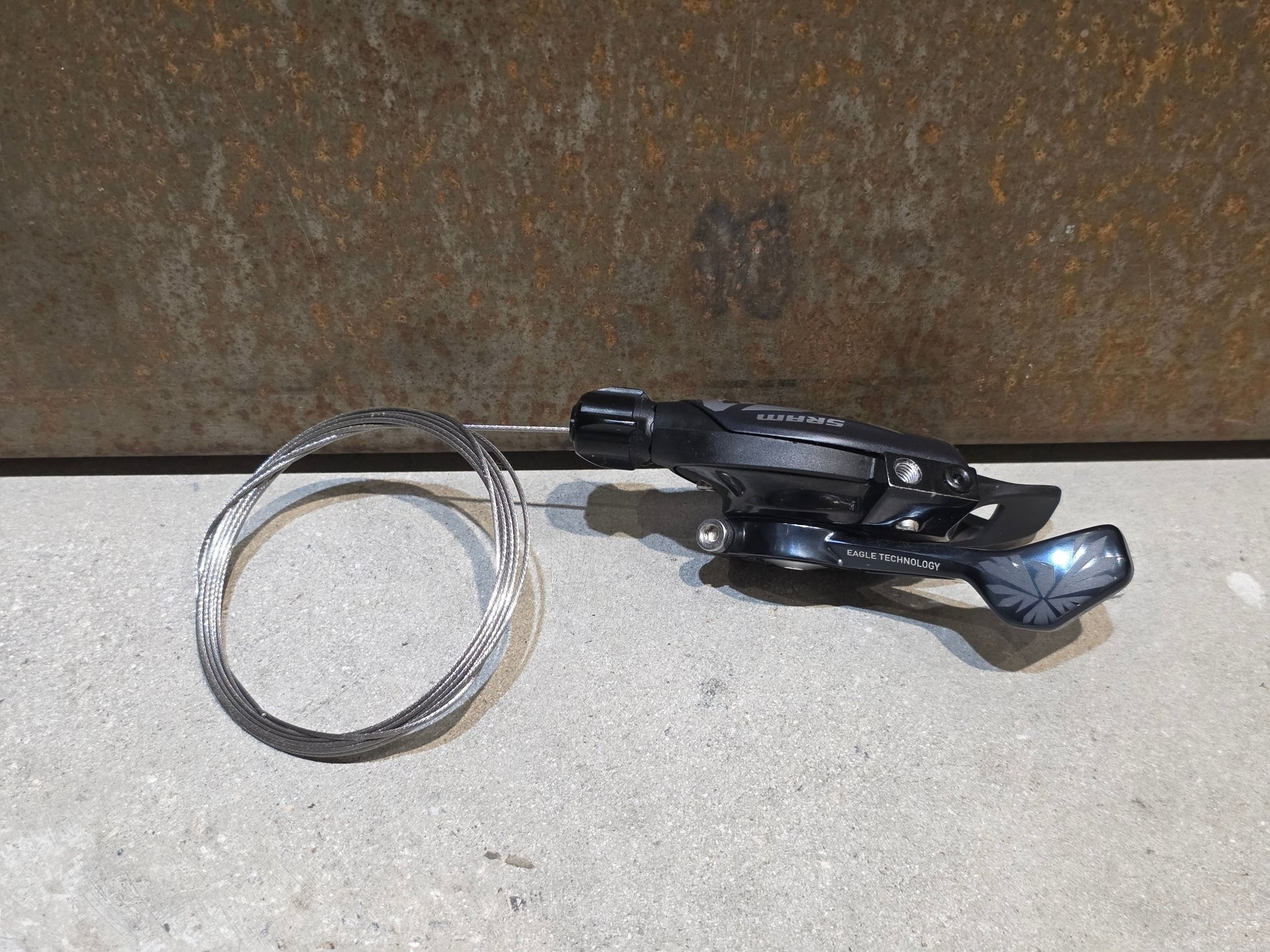 Schaltungsteile von Sram, SRAM X01 EAGLE TRIGGER SCHALTHEBEL 12 FACH / SINGLE CLICK E - MTB vor USEDBIKES - OB.DE Hintergrund