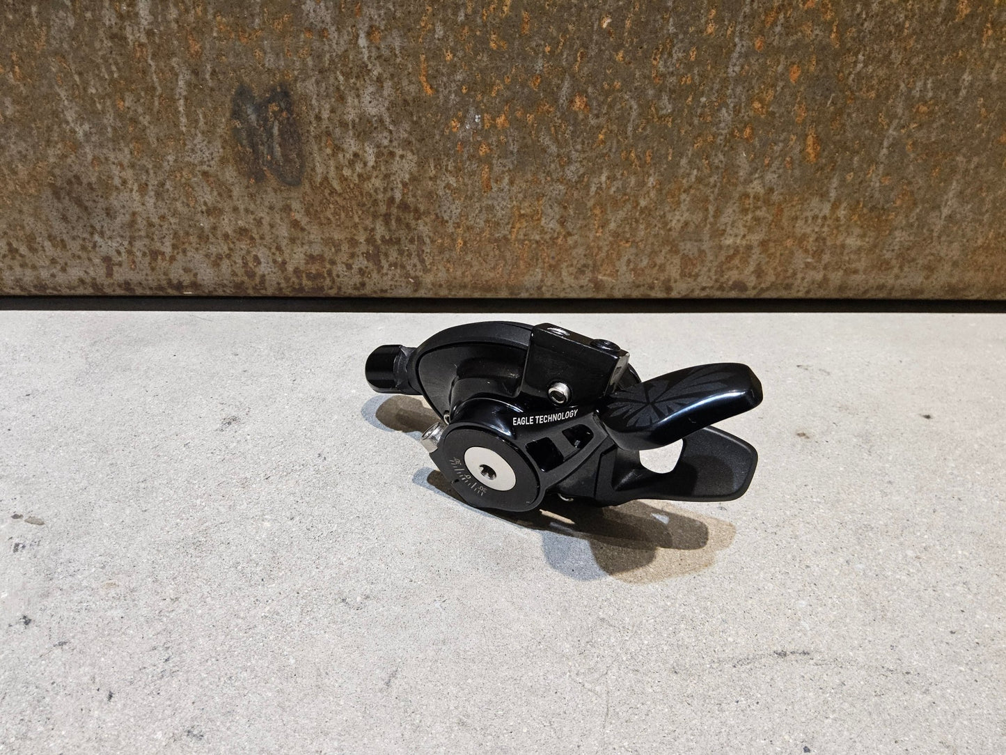 Schaltungsteile von Sram, SRAM X01 EAGLE TRIGGER SCHALTHEBEL 12 FACH / SINGLE CLICK E - MTB vor USEDBIKES - OB.DE Hintergrund