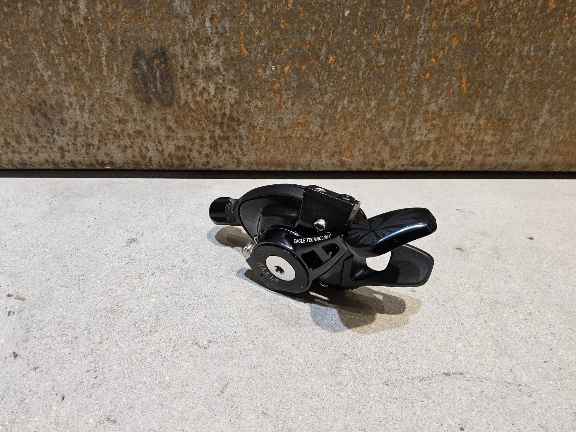 Schaltungsteile von Sram, SRAM X01 EAGLE TRIGGER SCHALTHEBEL 12 FACH / SINGLE CLICK E - MTB vor USEDBIKES - OB.DE Hintergrund