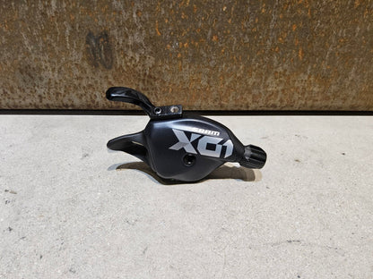 Schaltungsteile von Sram, SRAM X01 EAGLE TRIGGER SCHALTHEBEL 12 FACH / SINGLE CLICK E - MTB vor USEDBIKES - OB.DE Hintergrund