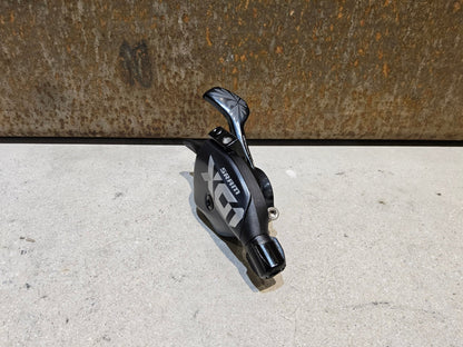 Schaltungsteile von Sram, SRAM X01 EAGLE TRIGGER SCHALTHEBEL 12 FACH vor USEDBIKES - OB.DE Hintergrund
