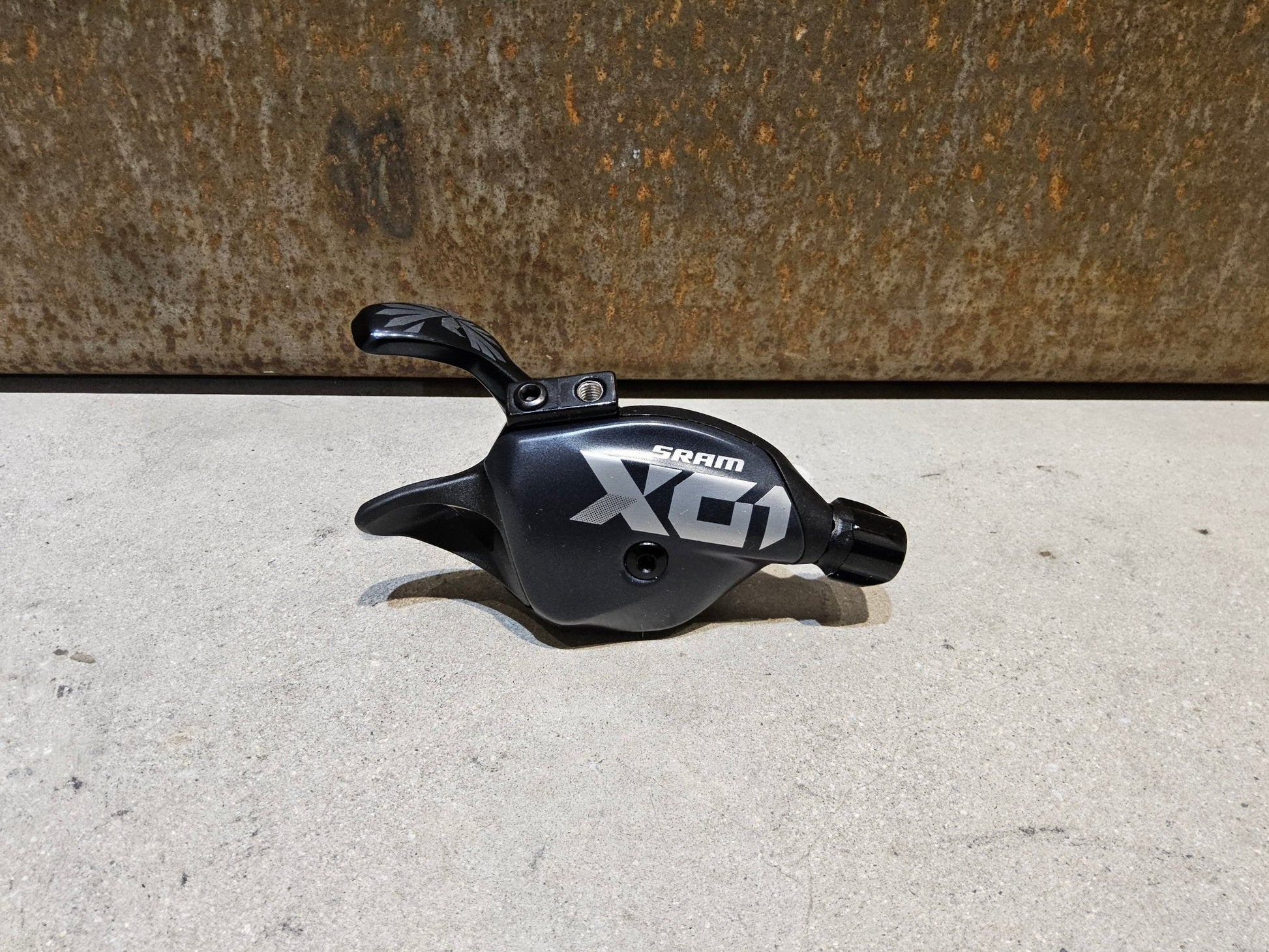 Schaltungsteile von Sram, SRAM X01 EAGLE TRIGGER SCHALTHEBEL 12 FACH vor USEDBIKES - OB.DE Hintergrund