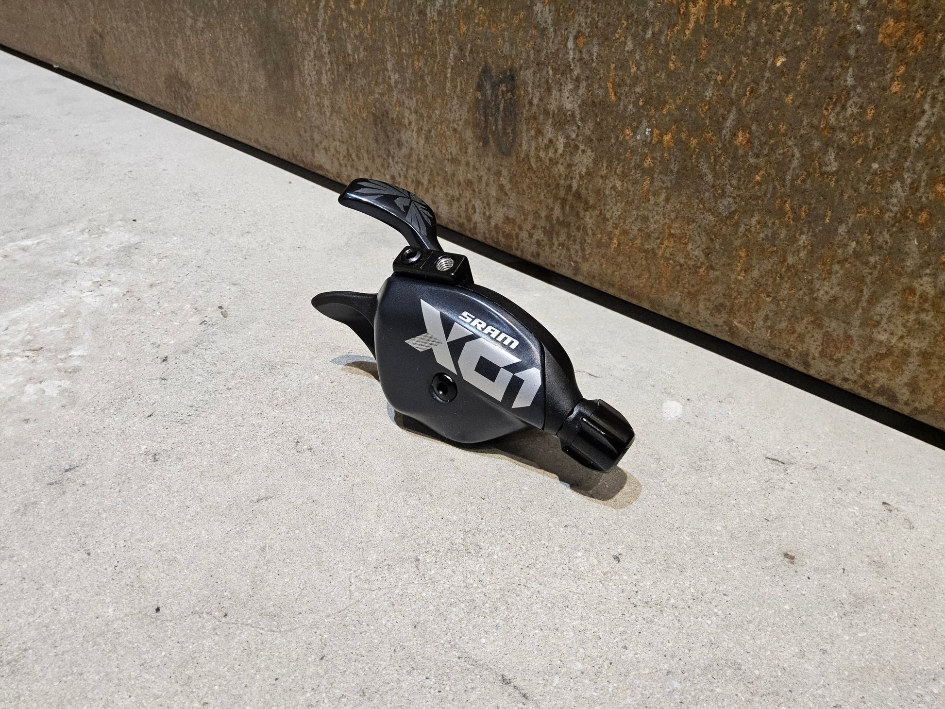 Schaltungsteile von Sram, SRAM X01 EAGLE TRIGGER SCHALTHEBEL 12 FACH vor USEDBIKES - OB.DE Hintergrund