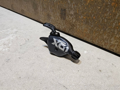 Schaltungsteile von Sram, SRAM X01 EAGLE TRIGGER SCHALTHEBEL 12 FACH vor USEDBIKES - OB.DE Hintergrund