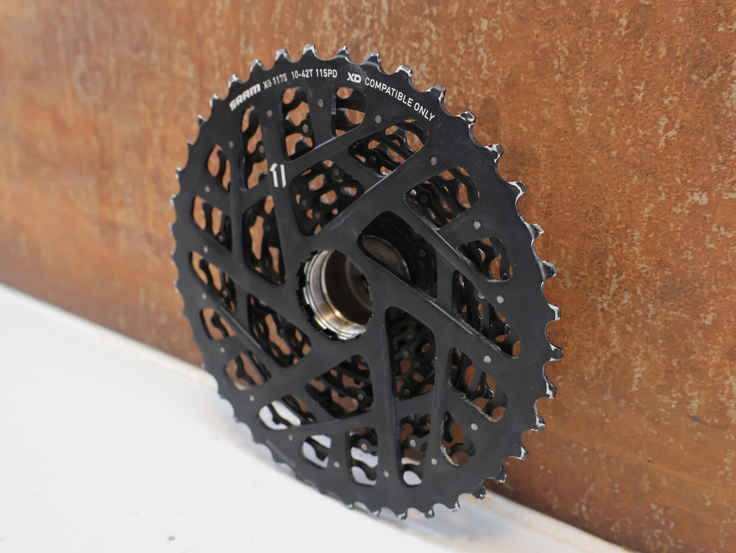 Kassette & Zahnkränze von Sram, SRAM XG-1175 KASSETTE / 11-FACH MTB KASSETTE / XD-FREILAUF / 10-42 Z vor USEDBIKES-OB.DE Hintergrund