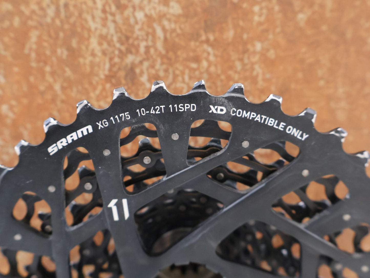 Kassette & Zahnkränze von Sram, SRAM XG-1175 KASSETTE / 11-FACH MTB KASSETTE / XD-FREILAUF / 10-42 Z vor USEDBIKES-OB.DE Hintergrund