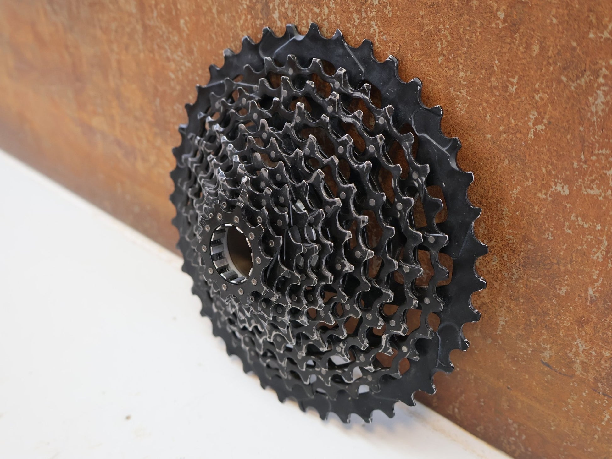 Kassette & Zahnkränze von Sram, SRAM XG-1175 KASSETTE / 11-FACH MTB KASSETTE / XD-FREILAUF / 10-42 Z vor USEDBIKES-OB.DE Hintergrund