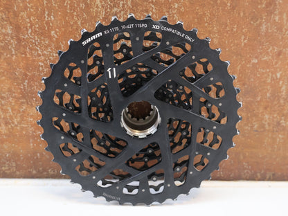 Kassette & Zahnkränze von Sram, SRAM XG-1175 KASSETTE / 11-FACH MTB KASSETTE / XD-FREILAUF / 10-42 Z vor USEDBIKES-OB.DE Hintergrund