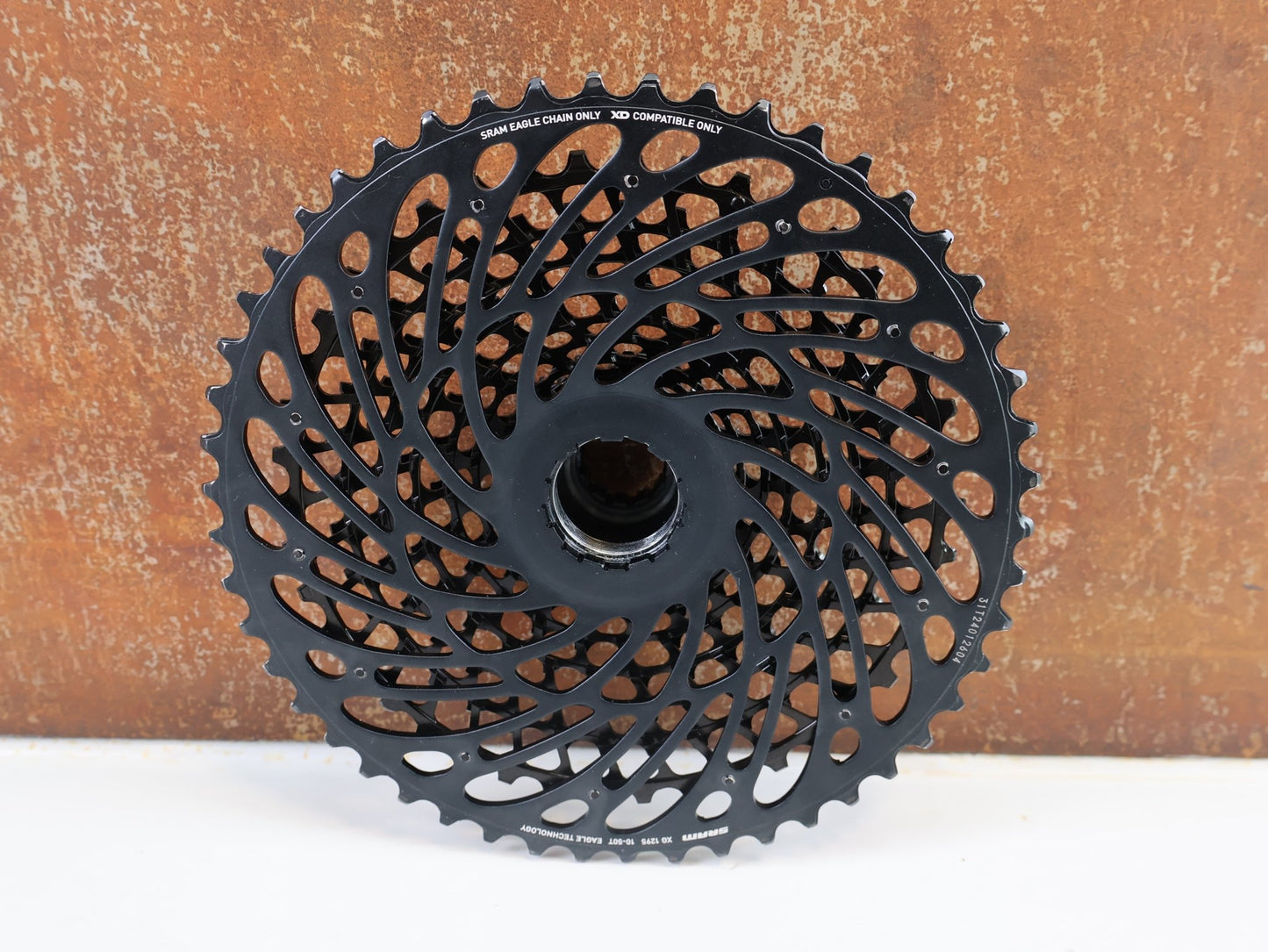Kassette & Zahnkränze von Sram, SRAM XG - 1295 - A3 EAGLE KASSETTE / 10 - 50 ZÄHNE / 12 - FACH ZAHNKRANZ / XD / X01 BLACK vor USEDBIKES - OB.DE Hintergrund