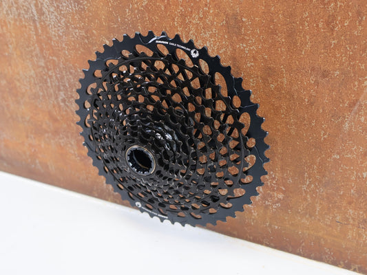 Kassette & Zahnkränze von Sram, SRAM XG - 1295 - A3 EAGLE KASSETTE / 10 - 50 ZÄHNE / 12 - FACH ZAHNKRANZ / XD / X01 BLACK vor USEDBIKES - OB.DE Hintergrund