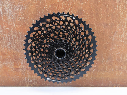 Kassette & Zahnkränze von Sram, SRAM XG - 1295 - A3 EAGLE KASSETTE / 10 - 50 ZÄHNE / 12 - FACH ZAHNKRANZ / XD / X01 BLACK vor USEDBIKES - OB.DE Hintergrund
