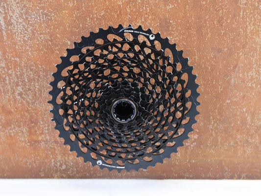 Kassette & Zahnkränze von Sram, SRAM XG - 1295 - A3 EAGLE KASSETTE / 10 - 50 ZÄHNE / 12 - FACH ZAHNKRANZ / XD / X01 BLACK vor USEDBIKES - OB.DE Hintergrund